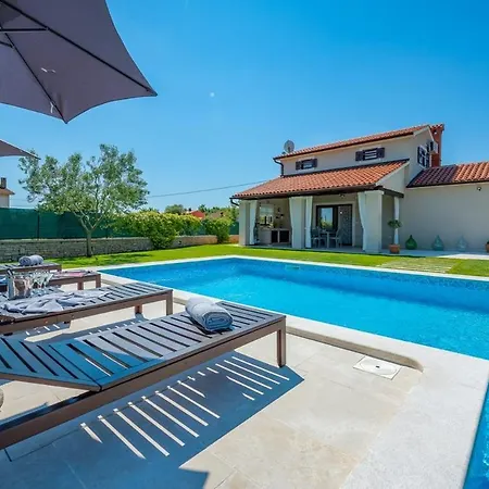 Holiday home Zara *