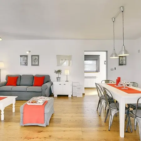 Holiday home Zara *